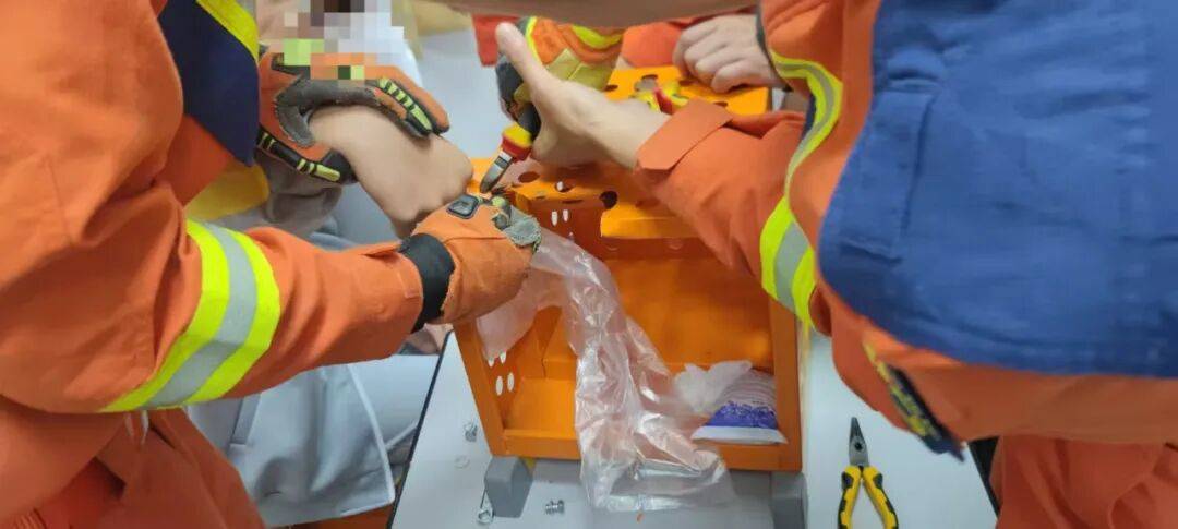 “同学<strong></p>
<p>理邦仪器股票</strong>,别乱伸手!”中学生因贪玩手指被卡