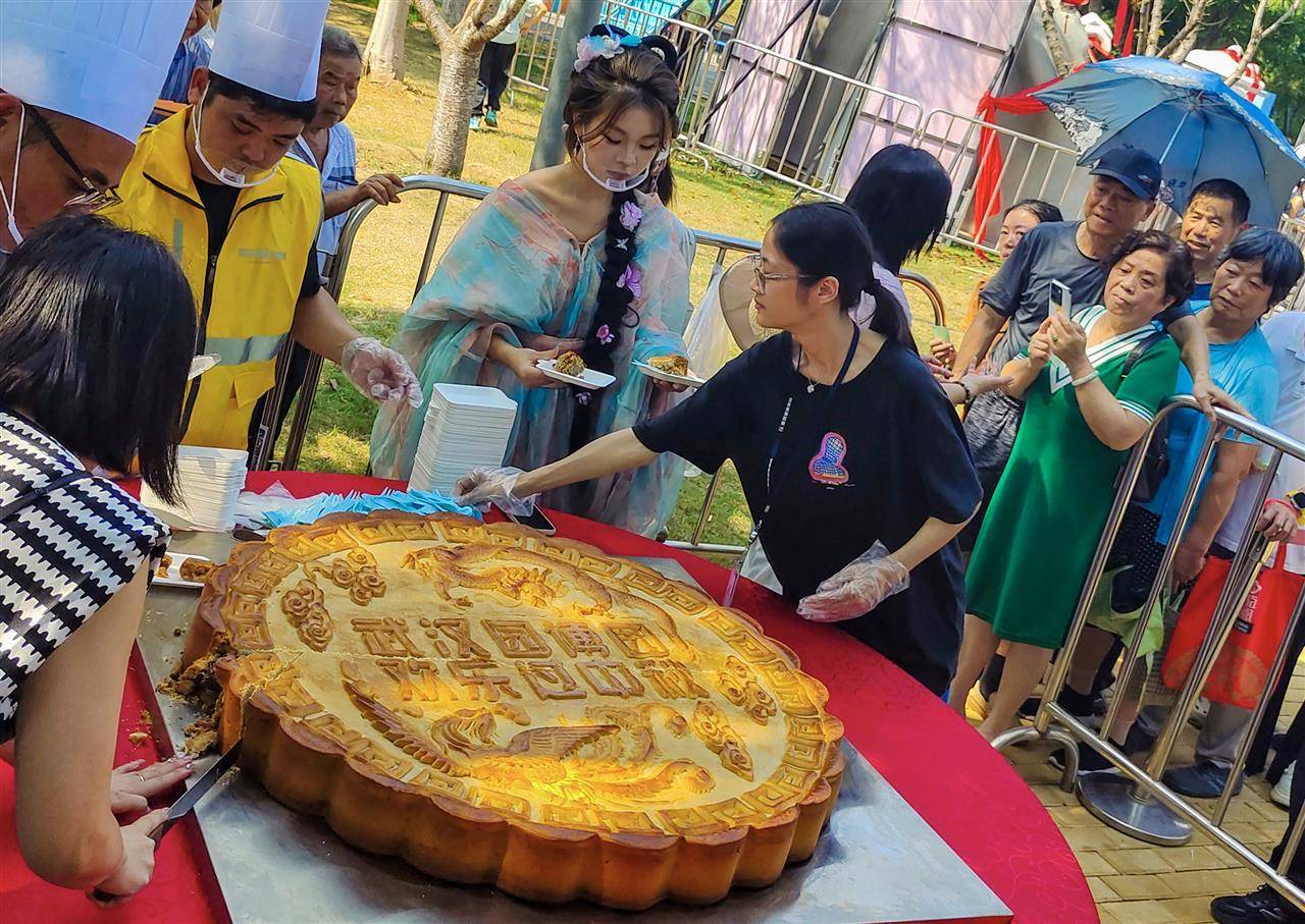 重388斤<strong></p>
<p>罗平锌电股票</strong>!500人排队挑战超级大月饼