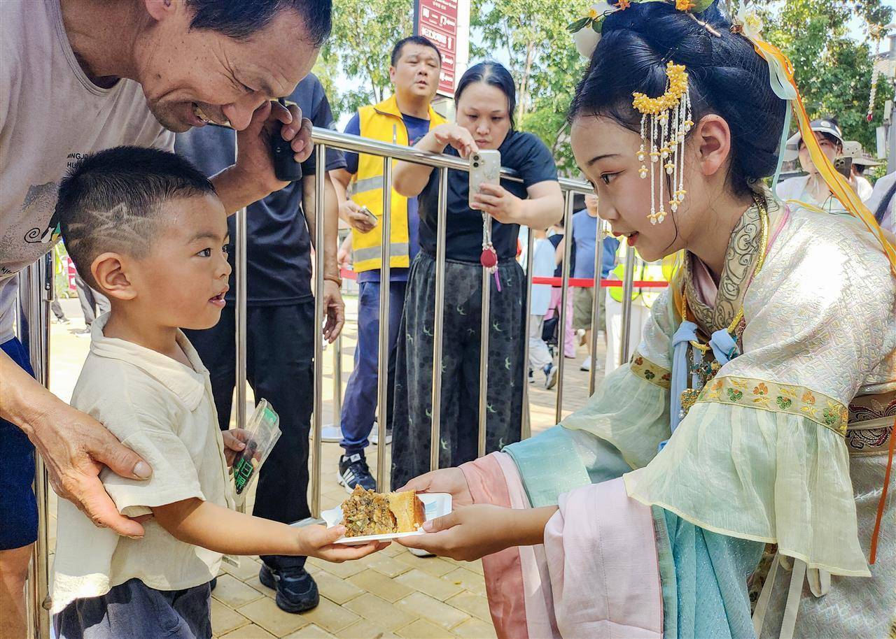 重388斤<strong></p>
<p>罗平锌电股票</strong>!500人排队挑战超级大月饼