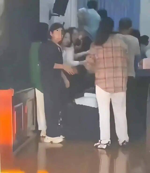 家长们跪成一排<strong></p>
<p>罗平锌电股票</strong>,学生蒙眼从背上踩过?教育局回应河南一中学举办活动引热议:正调查处理