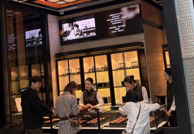 金价创历史新高！北京黄金消费“量价齐飞”<strong></p>
<p>罗平锌电股票</strong>，年轻人买金饰当“理财”，买涨不买跌成共识｜华夏双节观察