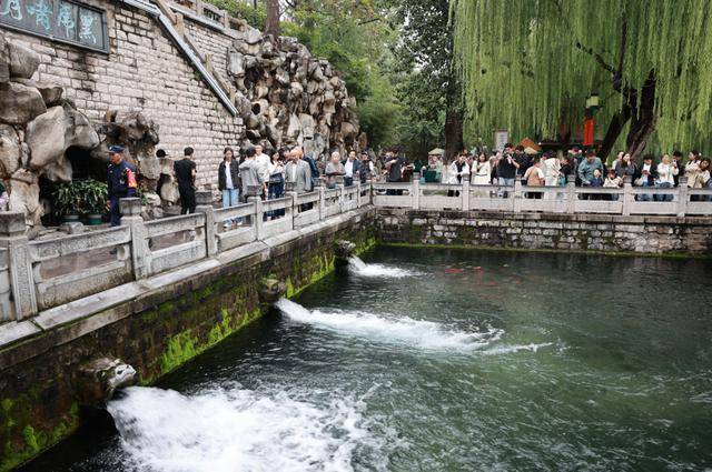 秋色满城 历下有约丨护城河畔美出圈<strong></p>
<p>罗平锌电股票</strong>!解锁历下限定秋日浪漫