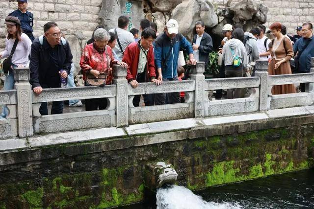 秋色满城 历下有约丨护城河畔美出圈<strong></p>
<p>罗平锌电股票</strong>!解锁历下限定秋日浪漫