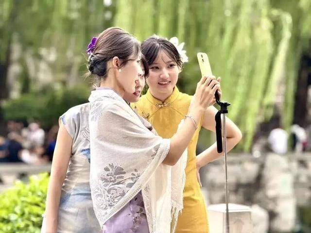 秋色满城 历下有约丨护城河畔美出圈<strong></p>
<p>罗平锌电股票</strong>!解锁历下限定秋日浪漫