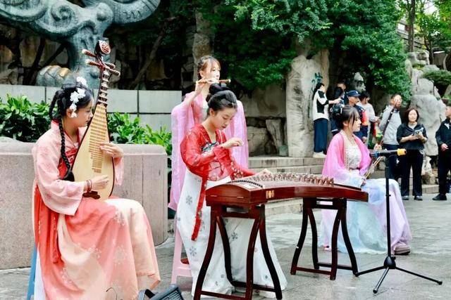 秋色满城 历下有约丨护城河畔美出圈<strong></p>
<p>罗平锌电股票</strong>!解锁历下限定秋日浪漫