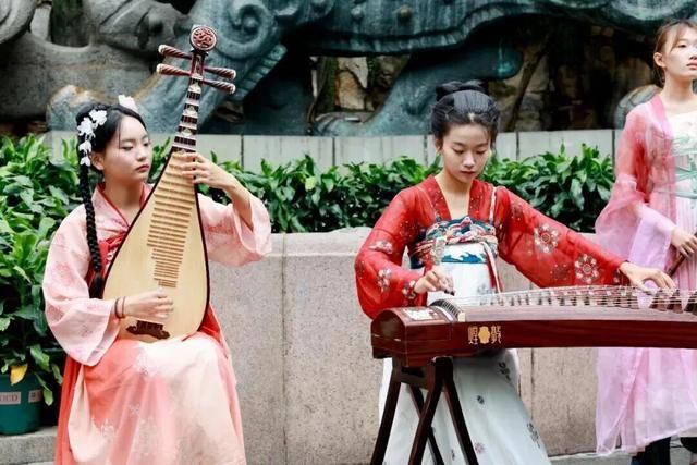 秋色满城 历下有约丨护城河畔美出圈<strong></p>
<p>罗平锌电股票</strong>!解锁历下限定秋日浪漫