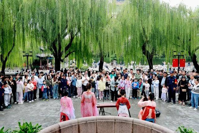 秋色满城 历下有约丨护城河畔美出圈<strong></p>
<p>罗平锌电股票</strong>!解锁历下限定秋日浪漫