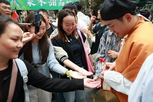 秋色满城 历下有约丨护城河畔美出圈<strong></p>
<p>罗平锌电股票</strong>!解锁历下限定秋日浪漫