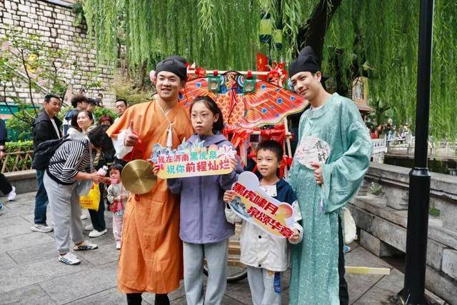 秋色满城 历下有约丨护城河畔美出圈<strong></p>
<p>罗平锌电股票</strong>!解锁历下限定秋日浪漫