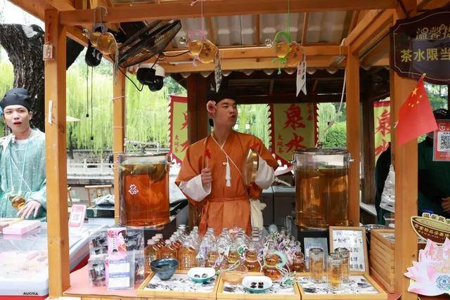 秋色满城 历下有约丨护城河畔美出圈<strong></p>
<p>罗平锌电股票</strong>!解锁历下限定秋日浪漫