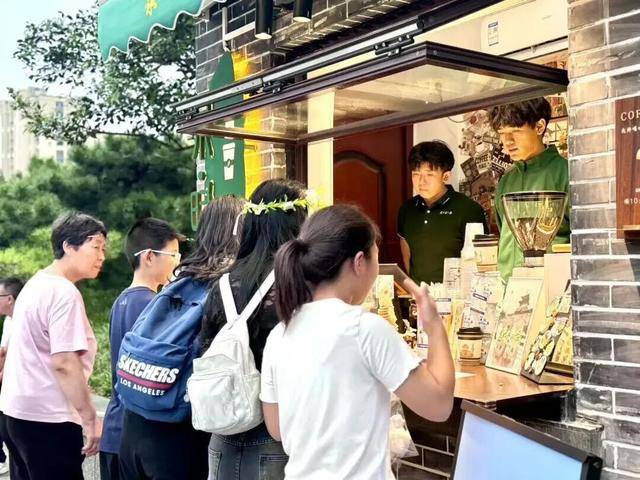 秋色满城 历下有约丨护城河畔美出圈<strong></p>
<p>罗平锌电股票</strong>!解锁历下限定秋日浪漫