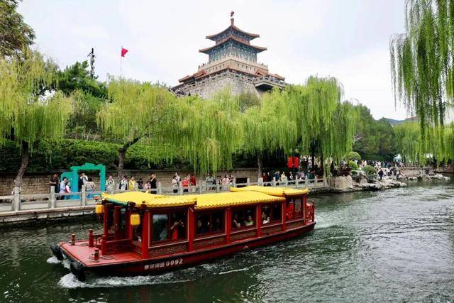 秋色满城 历下有约丨护城河畔美出圈<strong></p>
<p>罗平锌电股票</strong>!解锁历下限定秋日浪漫