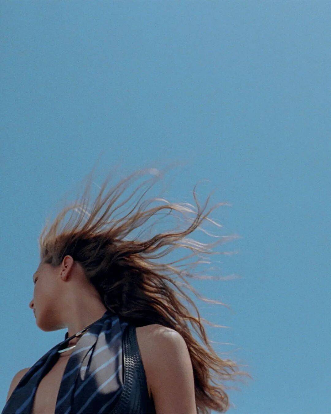 Hermès的女骑士<strong></p>
<p>罗平锌电股票</strong>,在沙滩上自由驰骋