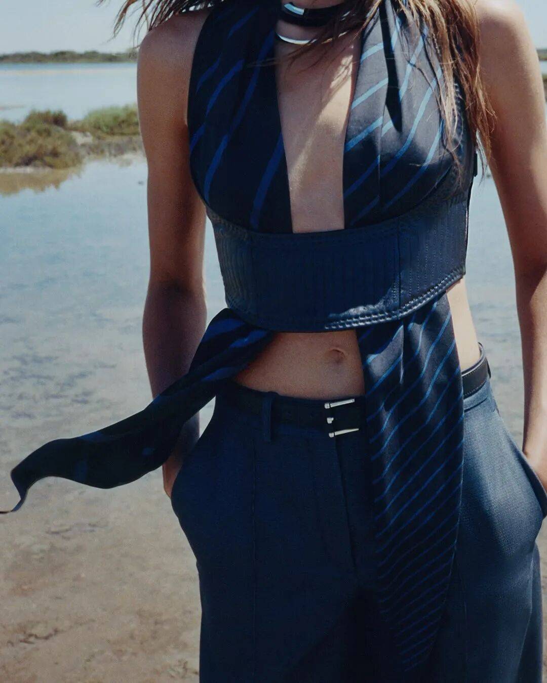 Hermès的女骑士<strong></p>
<p>罗平锌电股票</strong>,在沙滩上自由驰骋