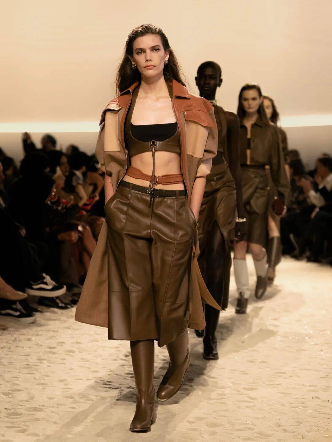 Hermès的女骑士<strong></p>
<p>罗平锌电股票</strong>,在沙滩上自由驰骋