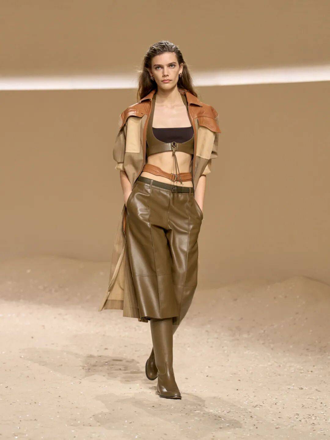 Hermès的女骑士<strong></p>
<p>罗平锌电股票</strong>,在沙滩上自由驰骋