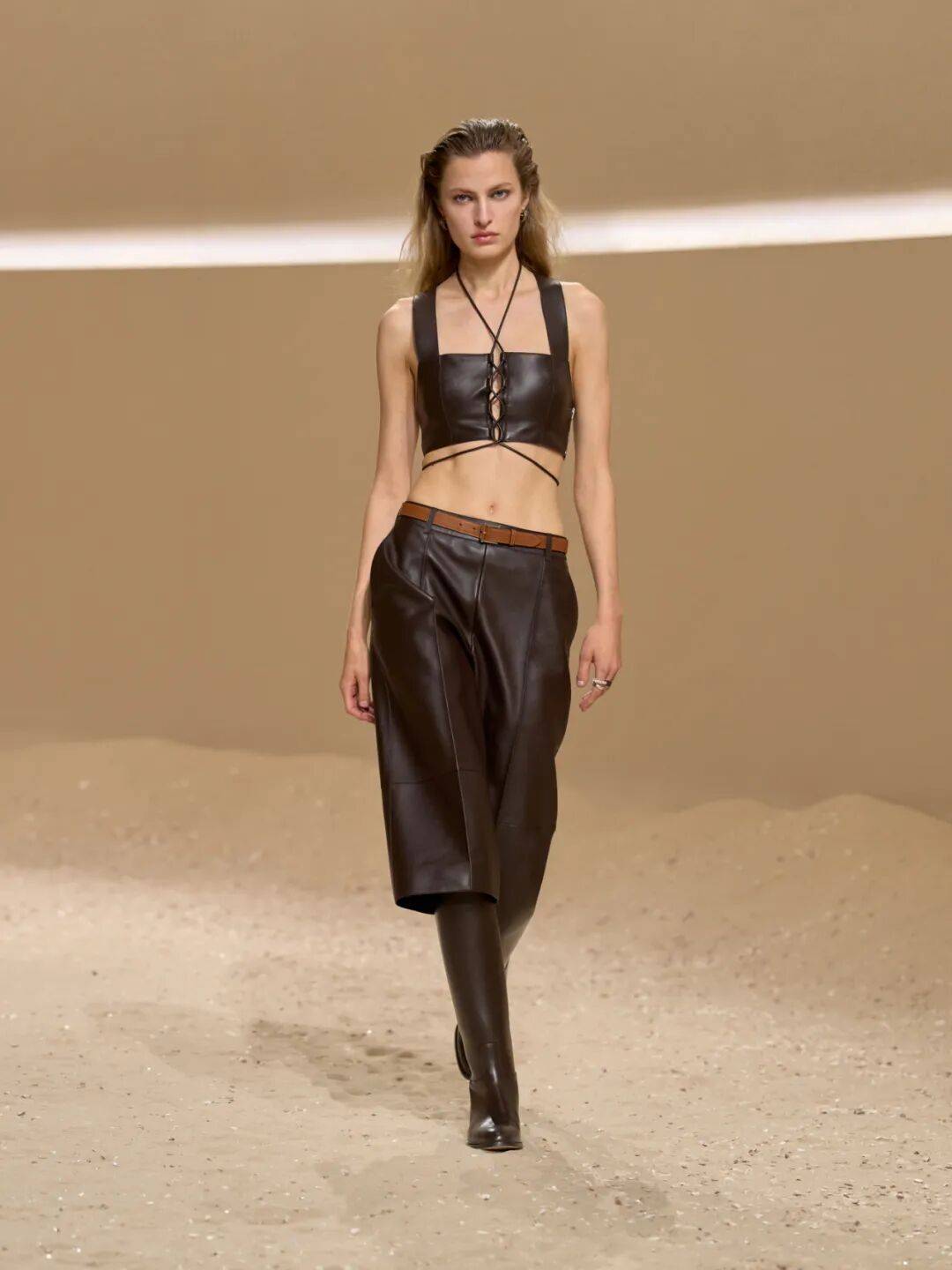 Hermès的女骑士<strong></p>
<p>罗平锌电股票</strong>,在沙滩上自由驰骋