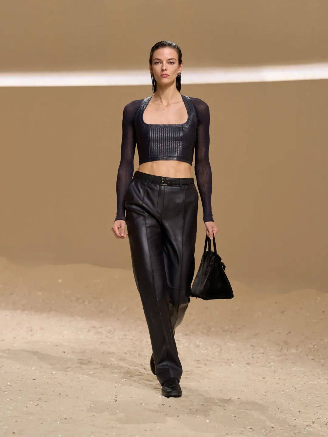 Hermès的女骑士<strong></p>
<p>罗平锌电股票</strong>,在沙滩上自由驰骋