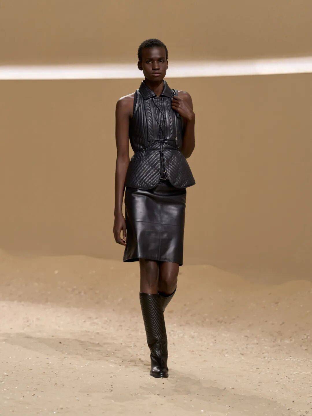 Hermès的女骑士<strong></p>
<p>罗平锌电股票</strong>,在沙滩上自由驰骋