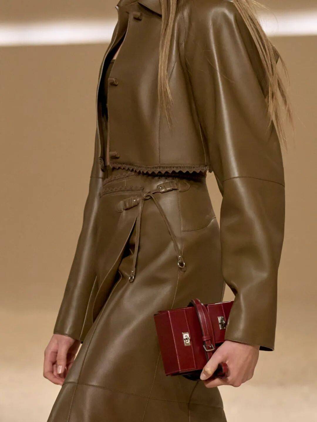 Hermès的女骑士<strong></p>
<p>罗平锌电股票</strong>,在沙滩上自由驰骋