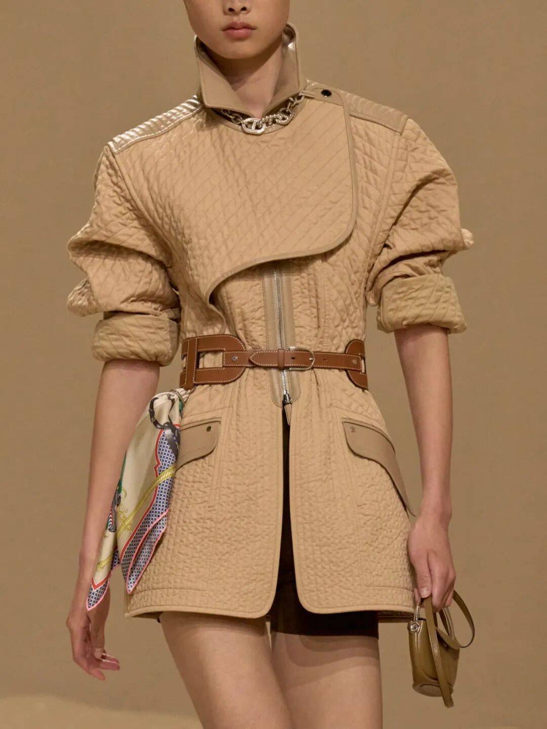 Hermès的女骑士<strong></p>
<p>罗平锌电股票</strong>,在沙滩上自由驰骋