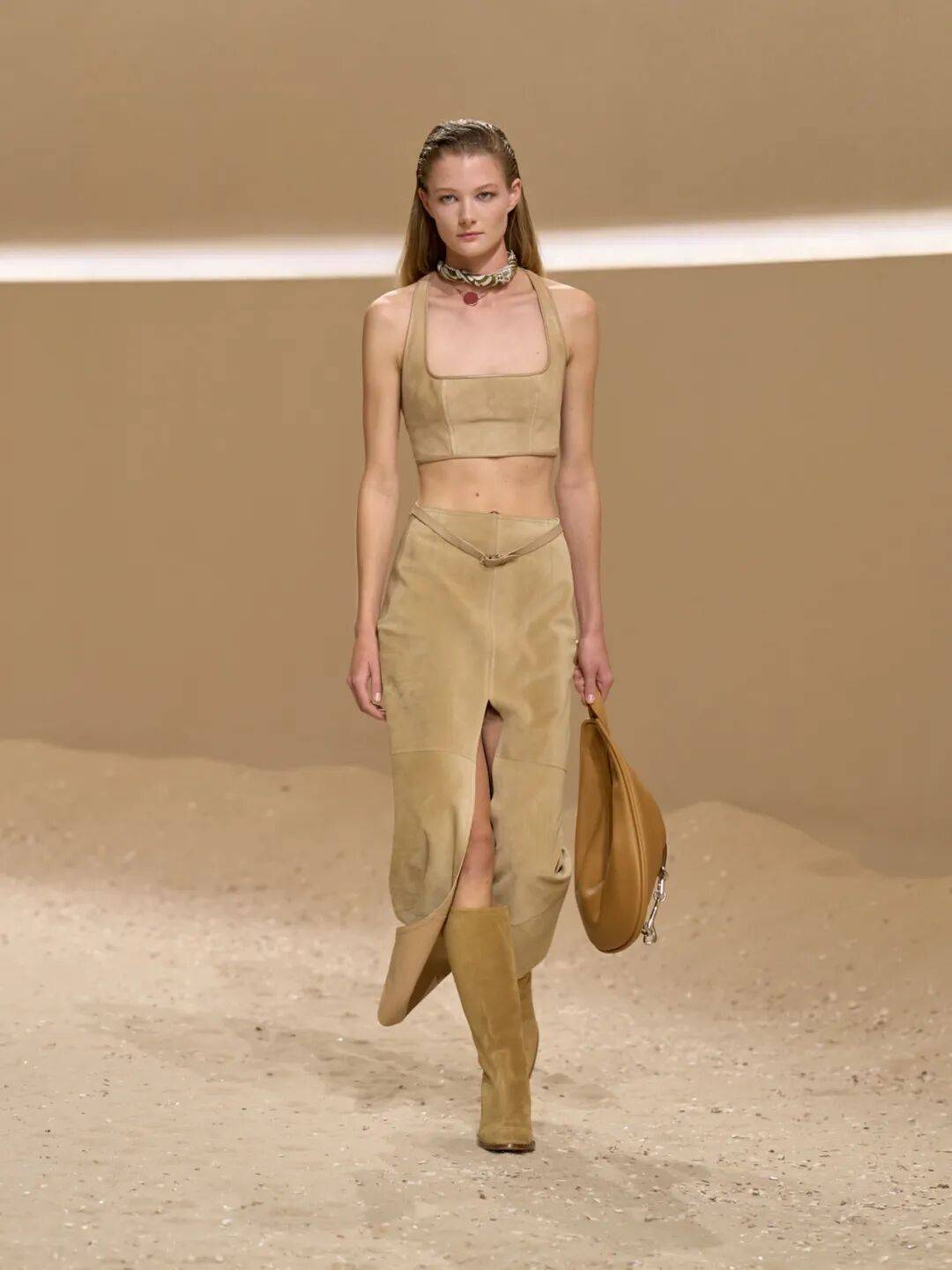 Hermès的女骑士<strong></p>
<p>罗平锌电股票</strong>,在沙滩上自由驰骋