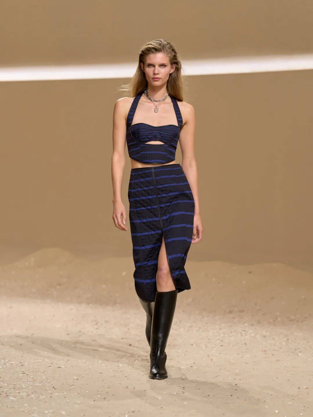 Hermès的女骑士<strong></p>
<p>罗平锌电股票</strong>,在沙滩上自由驰骋