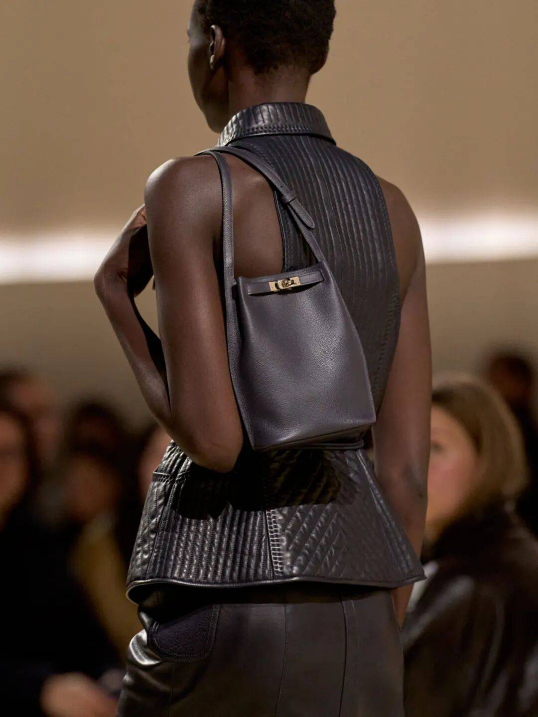 Hermès的女骑士<strong></p>
<p>罗平锌电股票</strong>,在沙滩上自由驰骋