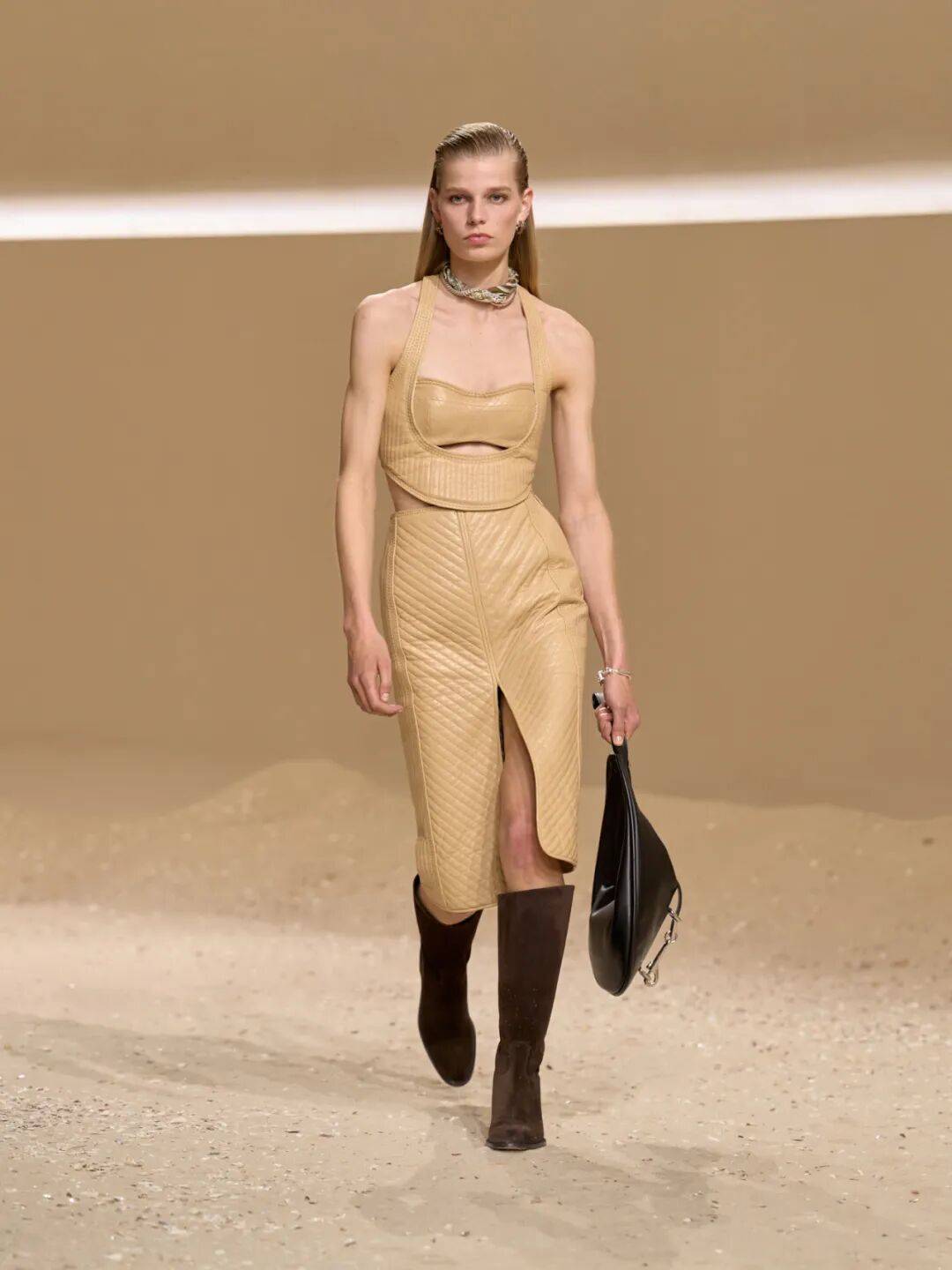 Hermès的女骑士<strong></p>
<p>罗平锌电股票</strong>,在沙滩上自由驰骋