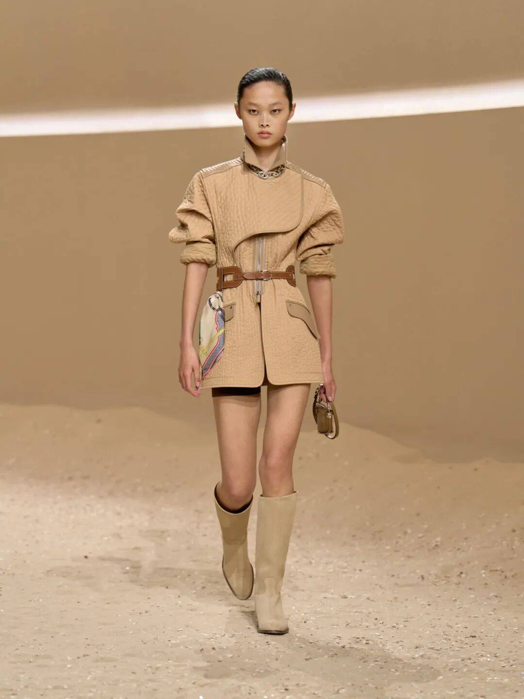 Hermès的女骑士<strong></p>
<p>罗平锌电股票</strong>,在沙滩上自由驰骋