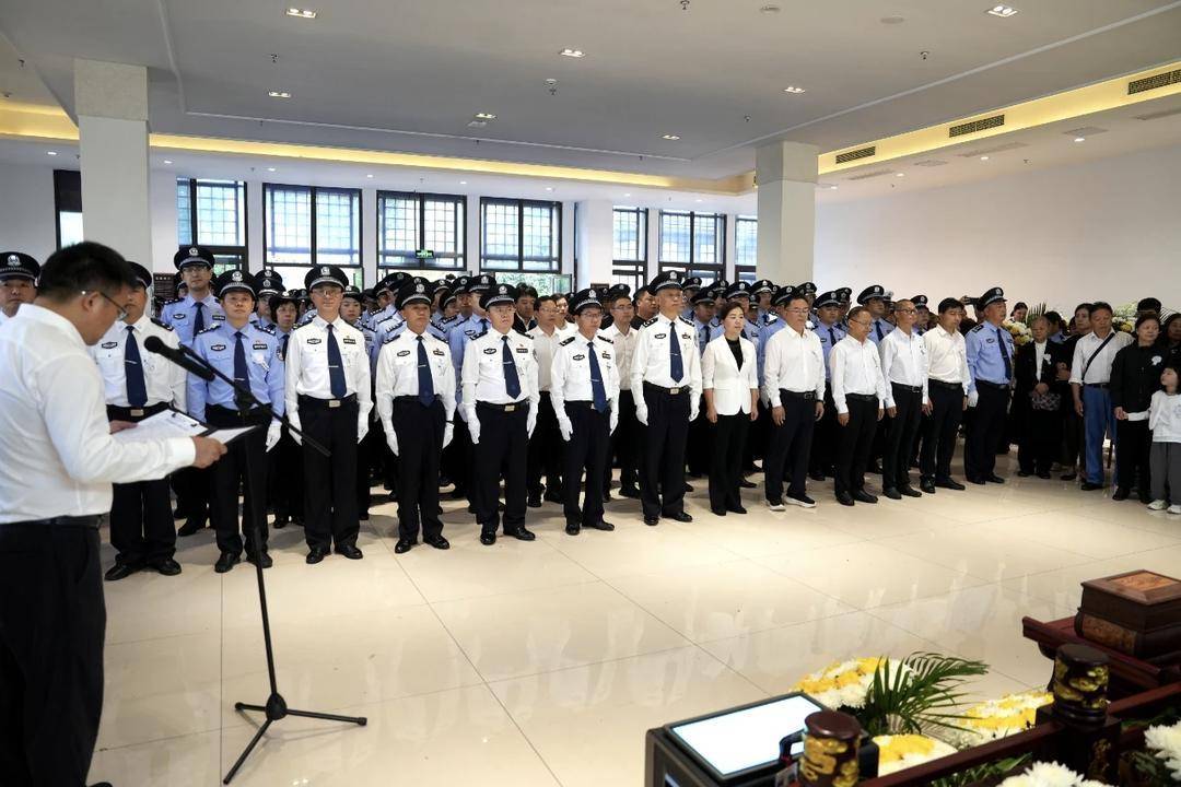 含泪送别！四川屏山县公安局副局长李虎办案途中坠江牺牲：“怕个啥<strong></p>
<p>罗平锌电股票</strong>，干就是！”是他的口头禅