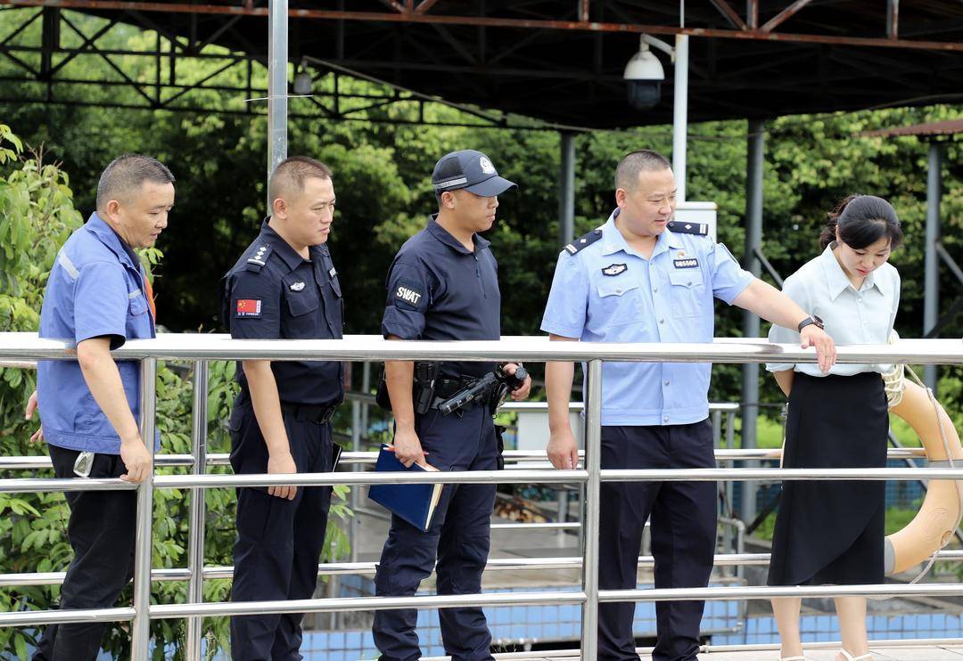 含泪送别！四川屏山县公安局副局长李虎办案途中坠江牺牲：“怕个啥<strong></p>
<p>罗平锌电股票</strong>，干就是！”是他的口头禅