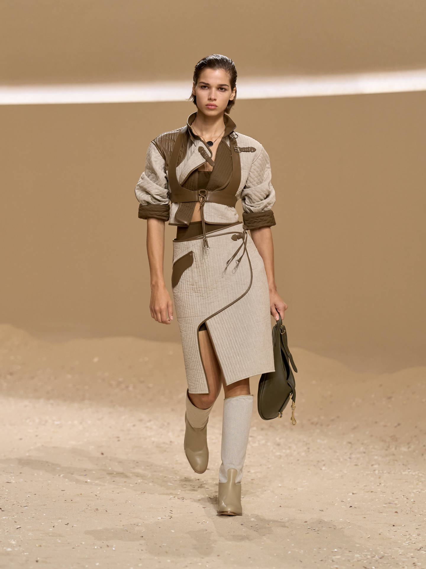 爱马仕秀场变沙滩<strong></p>
<p>罗平锌电股票</strong>，丝巾变上衣、亮色包袋注入新活力！