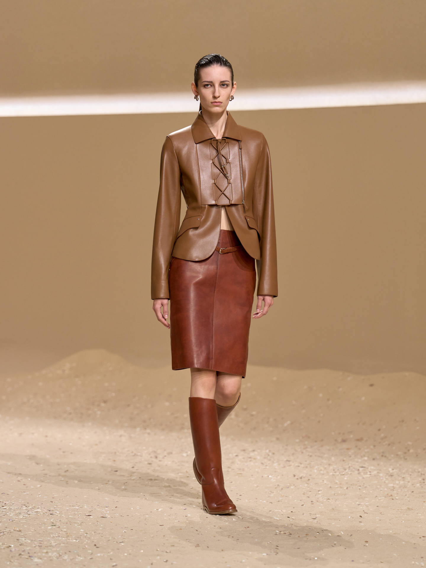 爱马仕秀场变沙滩<strong></p>
<p>罗平锌电股票</strong>，丝巾变上衣、亮色包袋注入新活力！