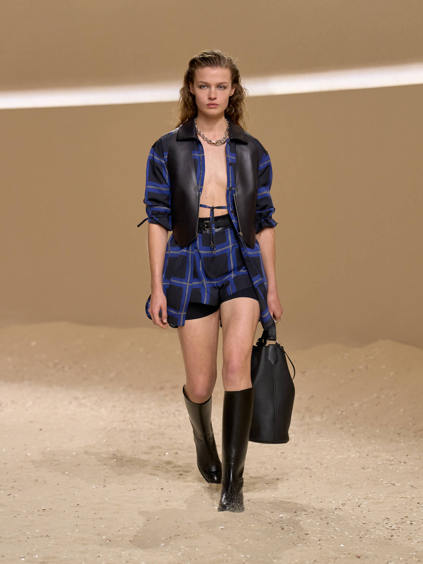 爱马仕秀场变沙滩<strong></p>
<p>罗平锌电股票</strong>，丝巾变上衣、亮色包袋注入新活力！