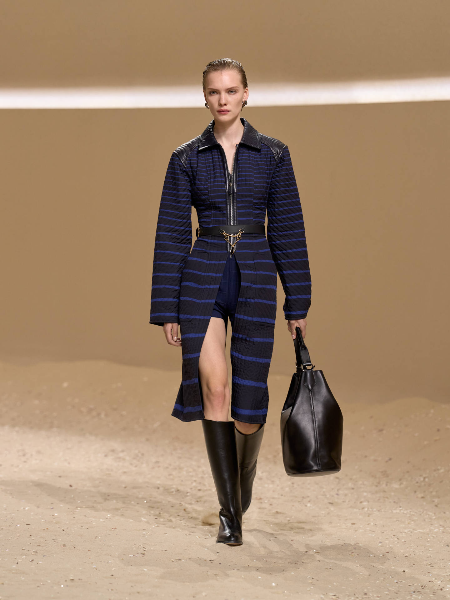 爱马仕秀场变沙滩<strong></p>
<p>罗平锌电股票</strong>，丝巾变上衣、亮色包袋注入新活力！