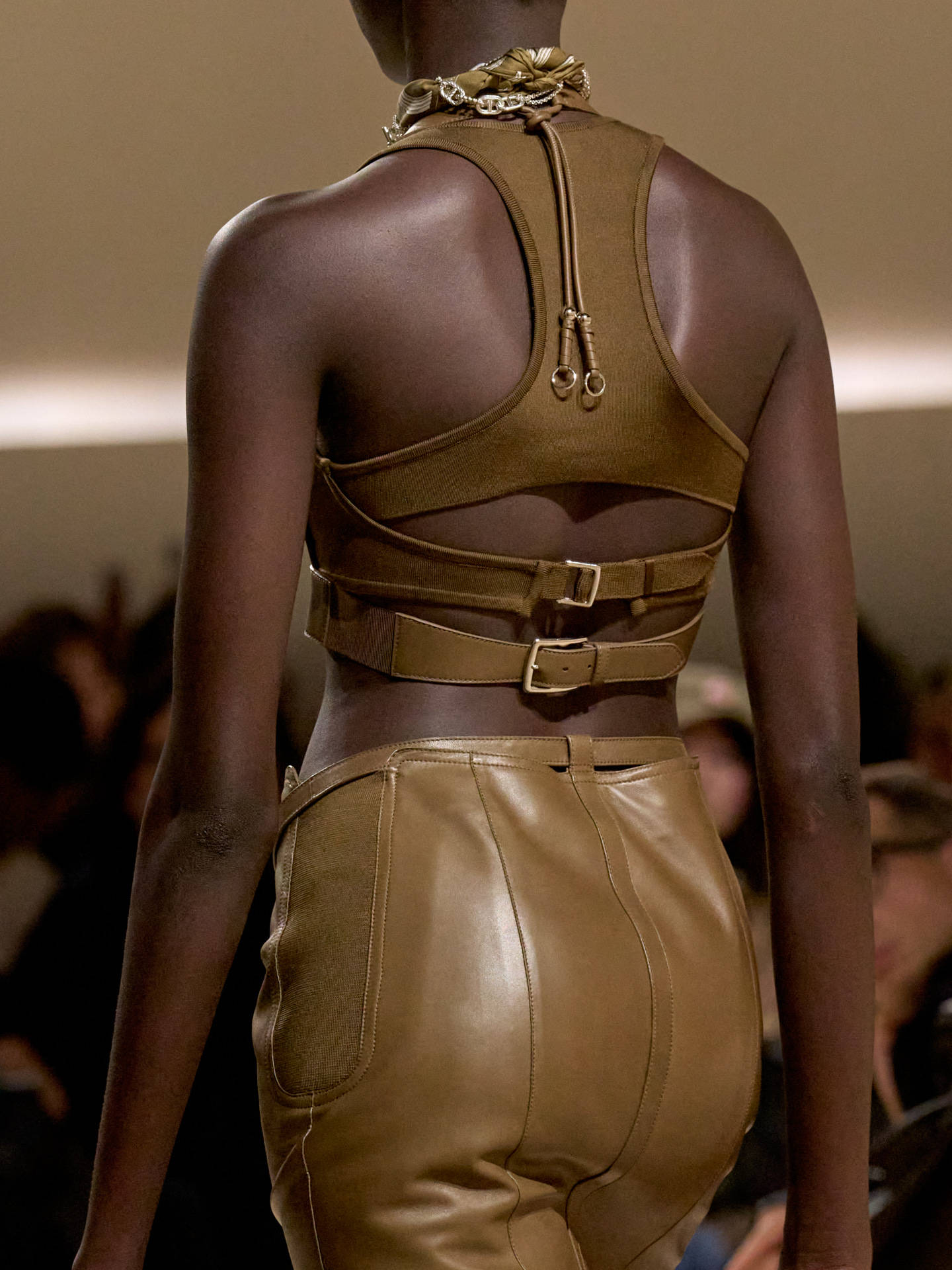 爱马仕秀场变沙滩<strong></p>
<p>罗平锌电股票</strong>，丝巾变上衣、亮色包袋注入新活力！