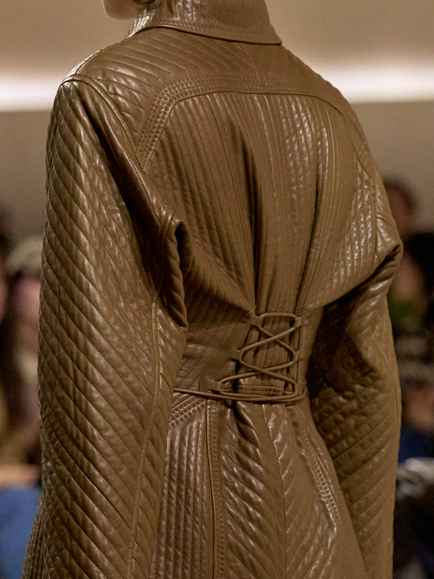 爱马仕秀场变沙滩<strong></p>
<p>罗平锌电股票</strong>，丝巾变上衣、亮色包袋注入新活力！