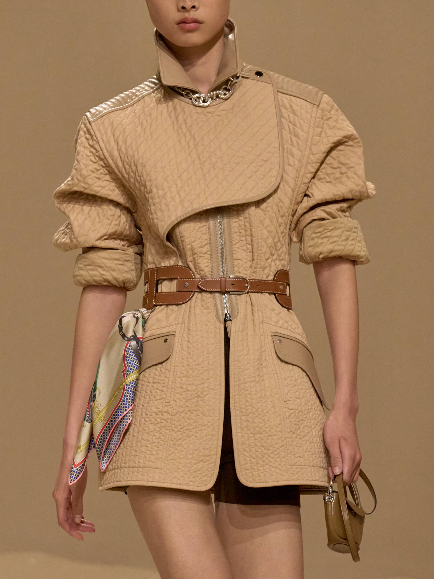 爱马仕秀场变沙滩<strong></p>
<p>罗平锌电股票</strong>，丝巾变上衣、亮色包袋注入新活力！