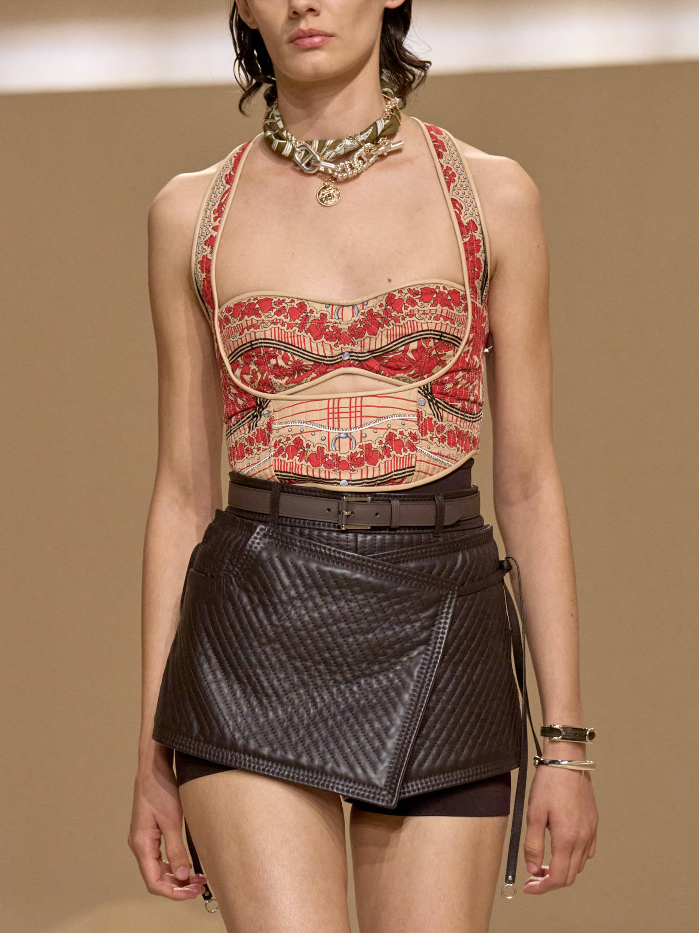 爱马仕秀场变沙滩<strong></p>
<p>罗平锌电股票</strong>，丝巾变上衣、亮色包袋注入新活力！