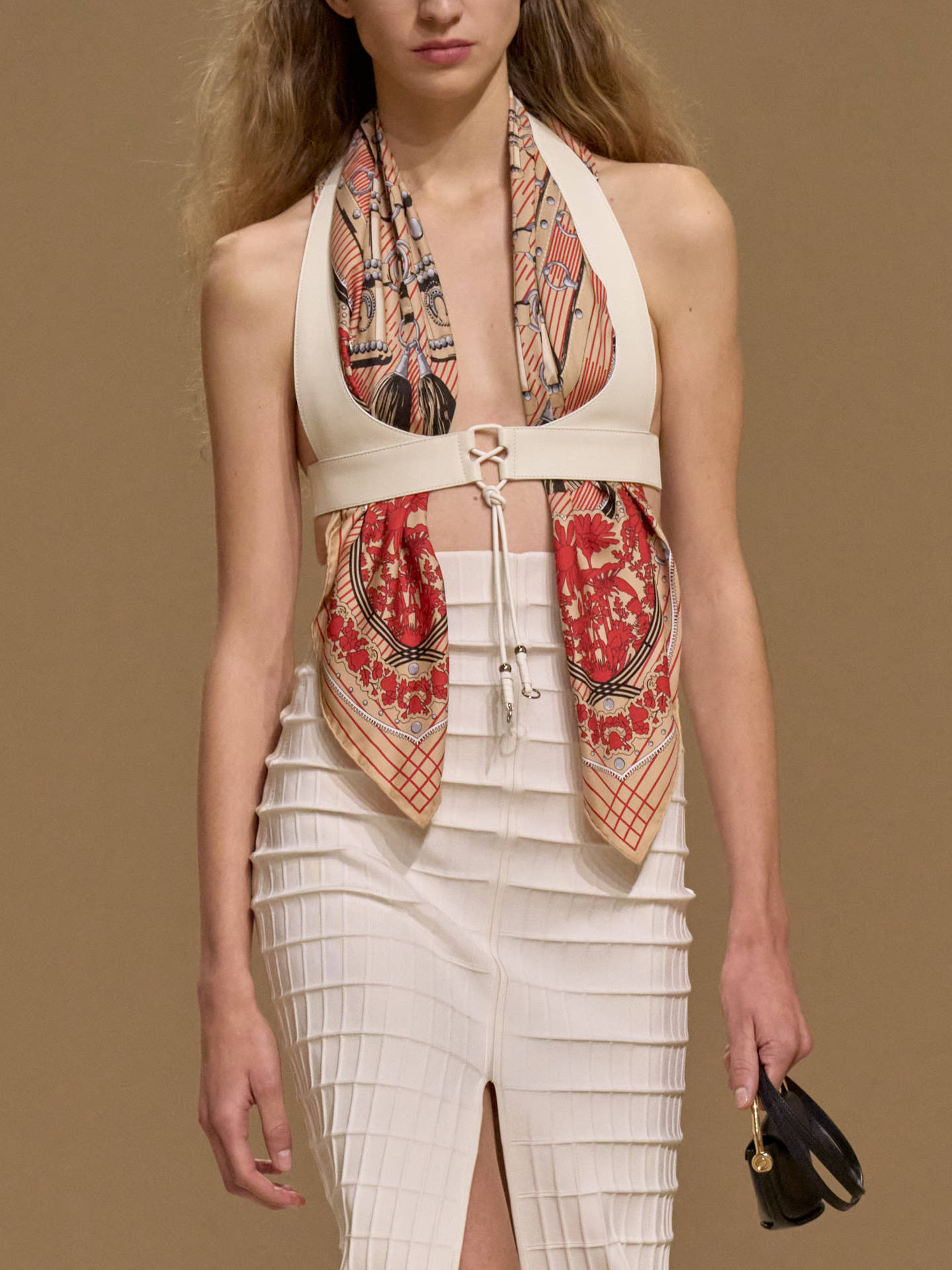 爱马仕秀场变沙滩<strong></p>
<p>罗平锌电股票</strong>，丝巾变上衣、亮色包袋注入新活力！