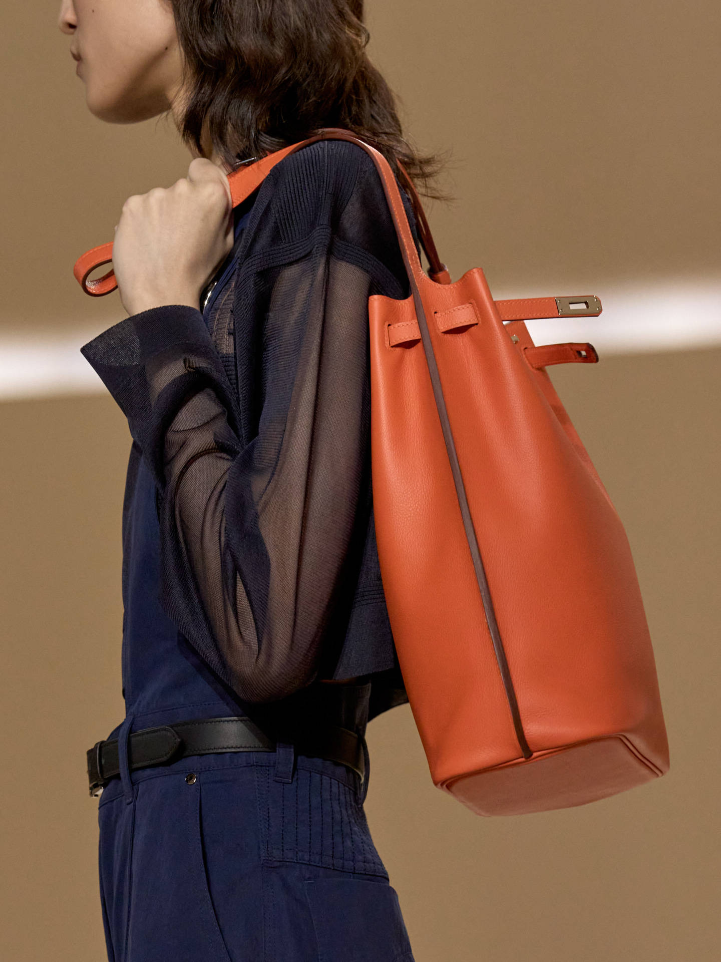 爱马仕秀场变沙滩<strong></p>
<p>罗平锌电股票</strong>，丝巾变上衣、亮色包袋注入新活力！