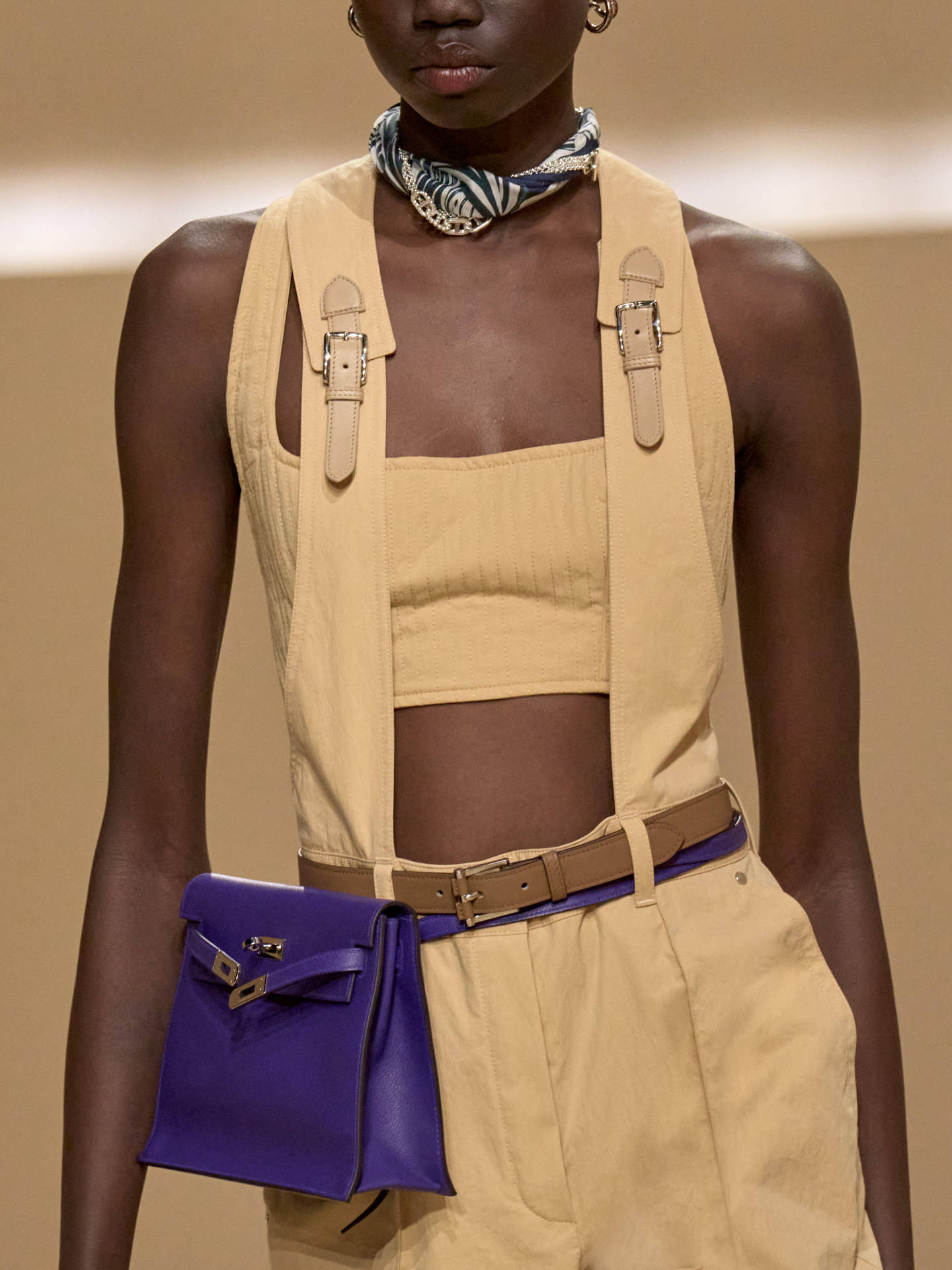 爱马仕秀场变沙滩<strong></p>
<p>罗平锌电股票</strong>，丝巾变上衣、亮色包袋注入新活力！