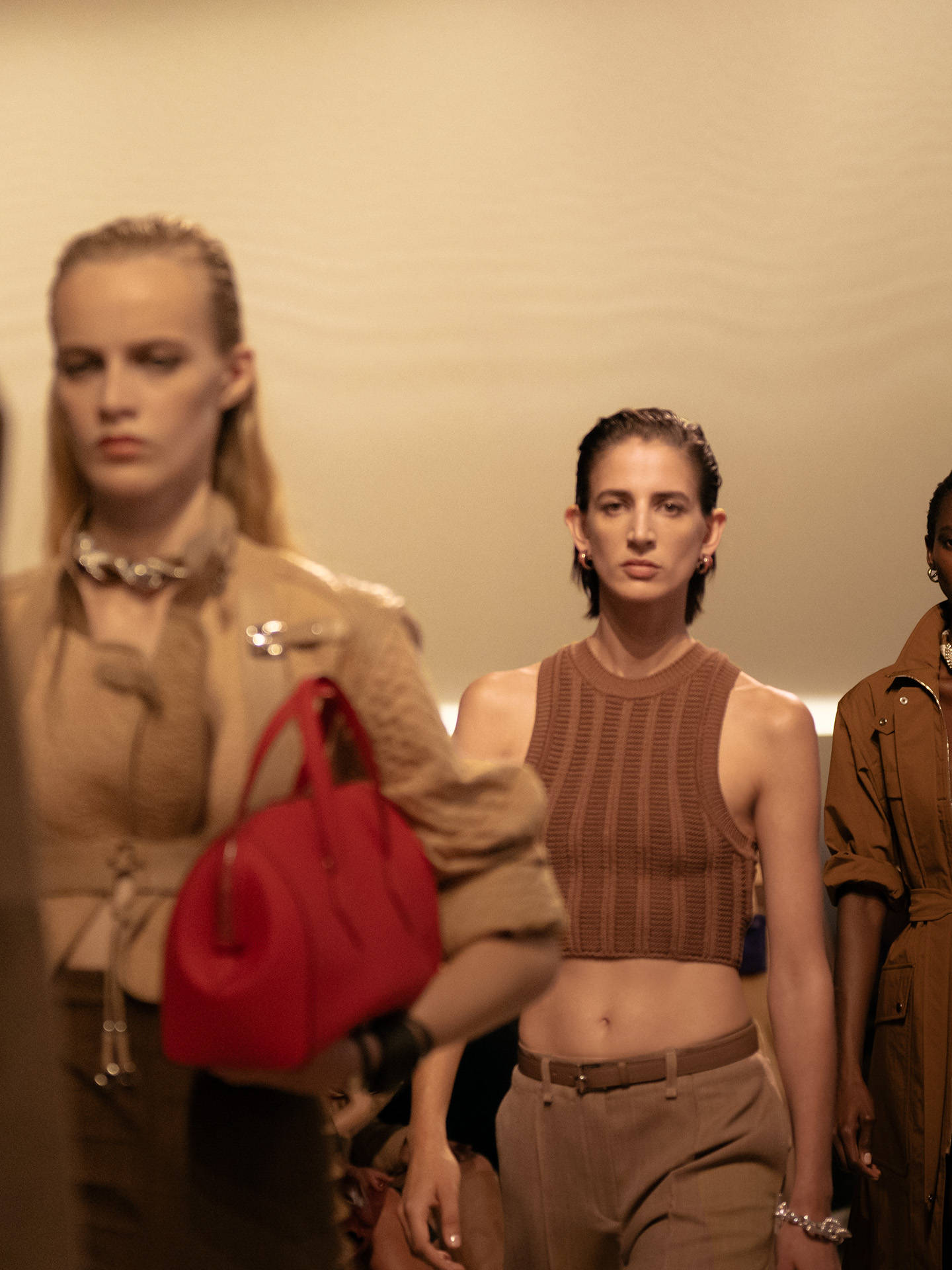 爱马仕秀场变沙滩<strong></p>
<p>罗平锌电股票</strong>，丝巾变上衣、亮色包袋注入新活力！