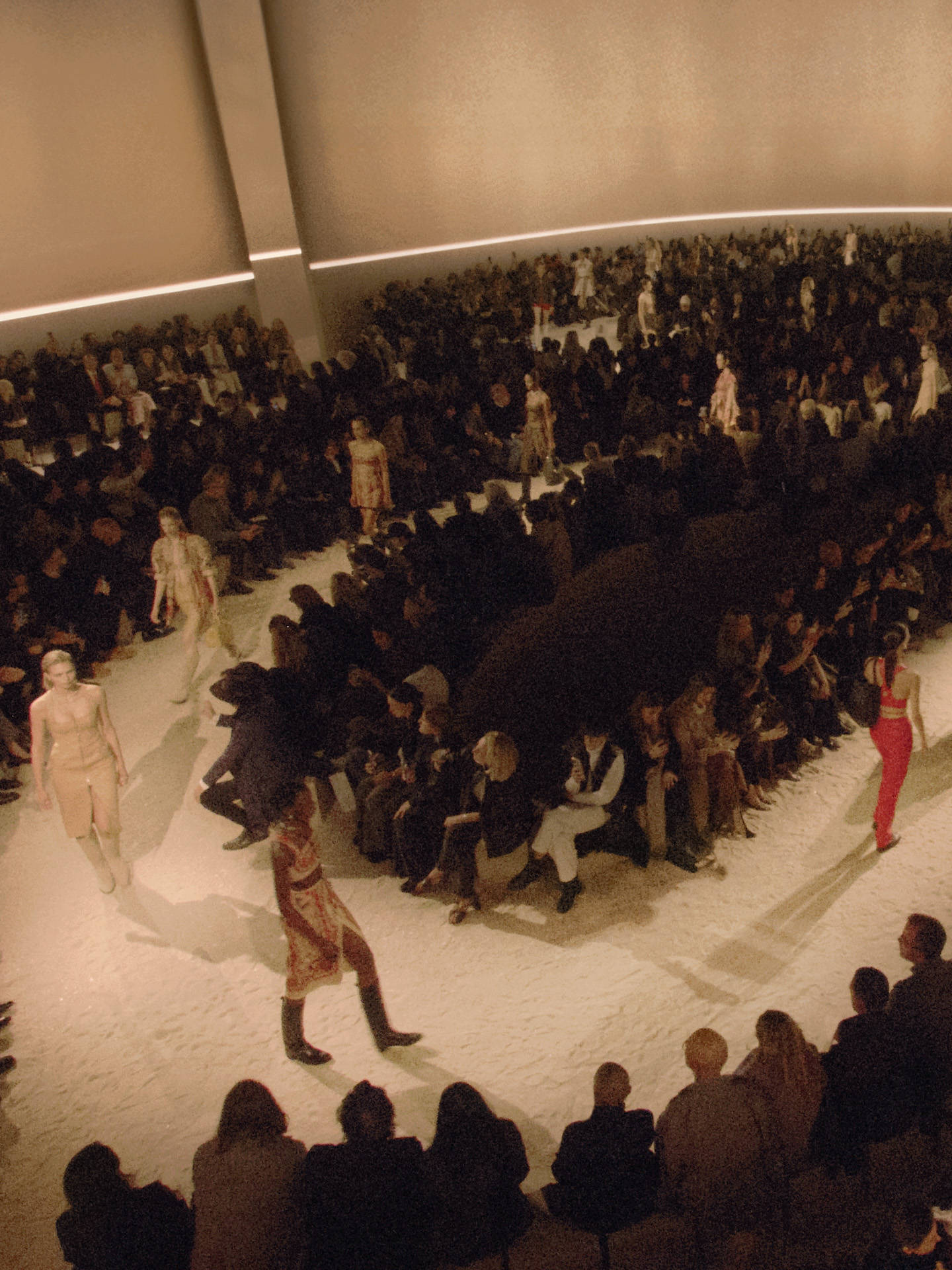 爱马仕秀场变沙滩<strong></p>
<p>罗平锌电股票</strong>，丝巾变上衣、亮色包袋注入新活力！