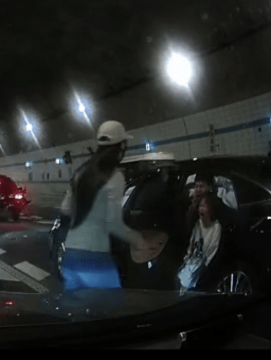 广州一男孩跪地拦车救母感动全网<strong></p>
<p>罗平锌电股票</strong>，妈妈回应：哭着看完视频，“没有想到孩子这么爱我”