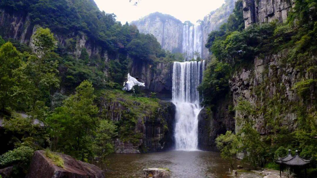 女生瀑布前拍视频<strong></p>
<p>国旅联合股票</strong>，空中突然飘来一排人