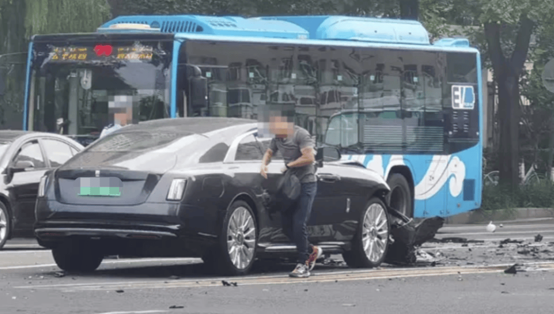 “劳斯莱斯逆行车祸”事件白车家属发声：“丈夫多处骨折！往后日子不知道怎么过”<strong></p>
<p>金运激光股票</strong>，陈震深夜再道歉，并回应“我方律师会全力配合”