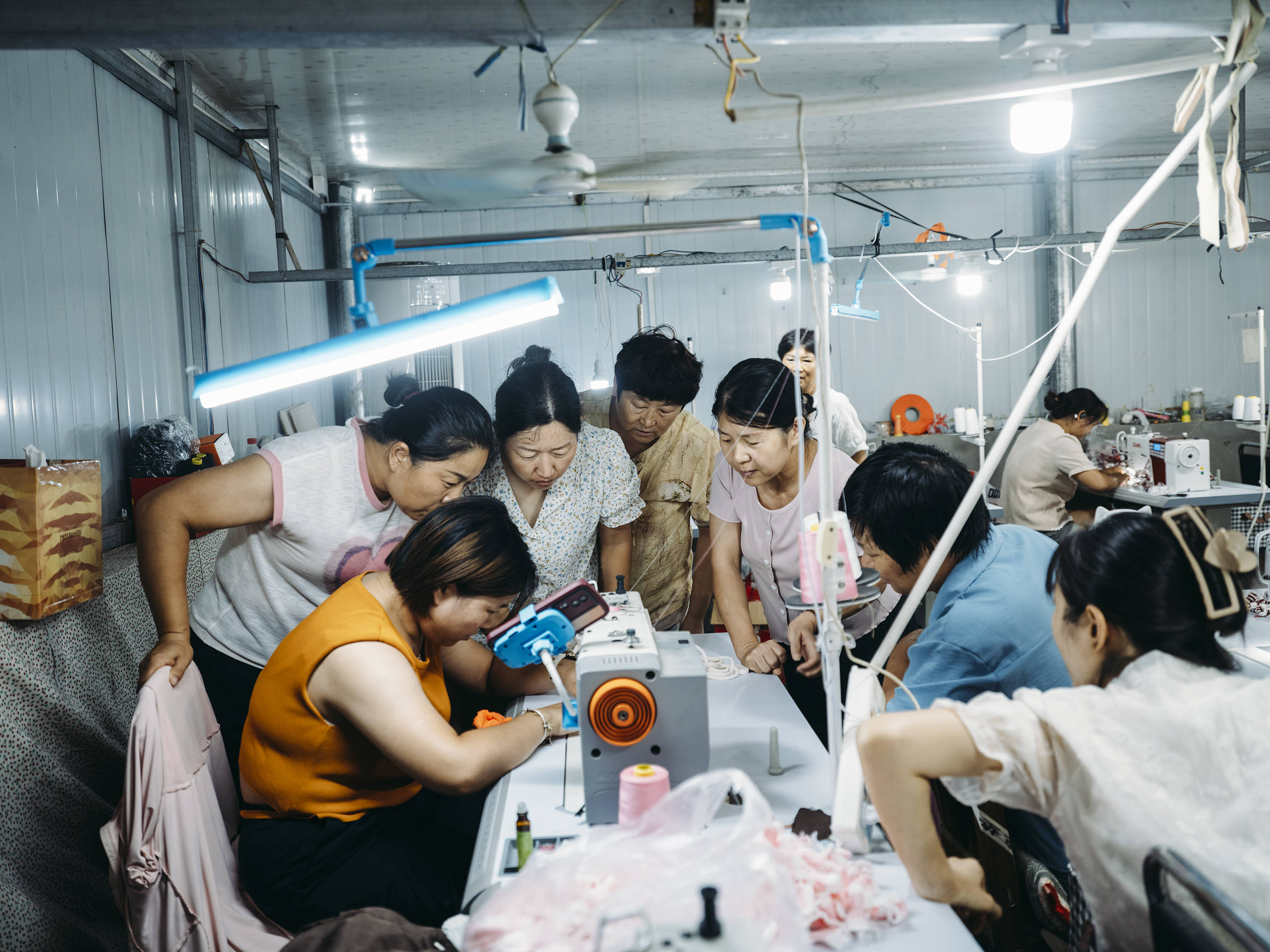 农村宝妈为潮牌玩偶做衣服 月还2千房贷