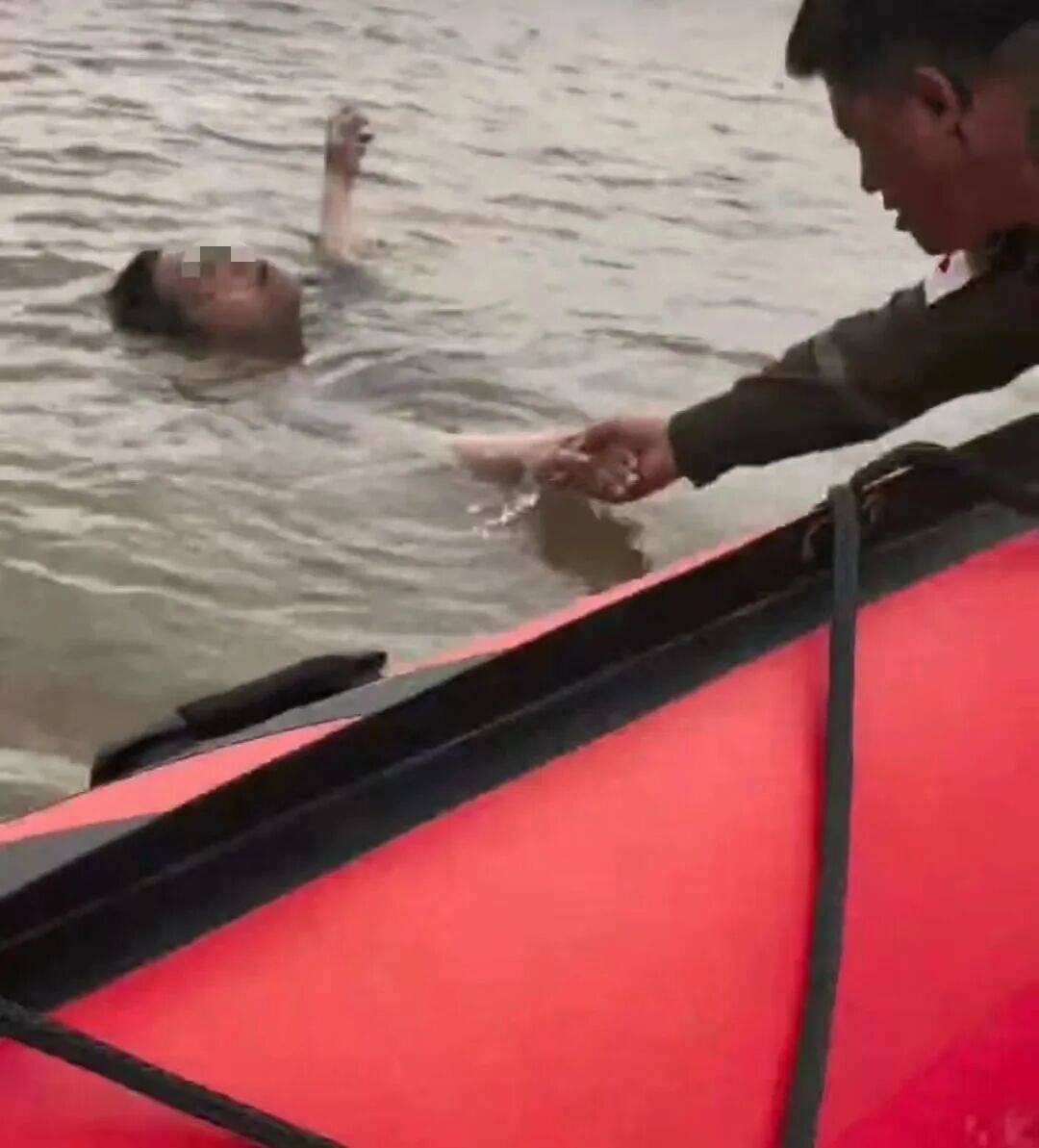 230斤重小伙酒后落水<strong></p>
<p>中国嘉陵股票</strong>，漂浮7小时终获救……